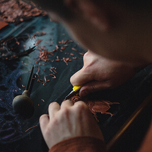 Artiggiana lavorando il cuoio