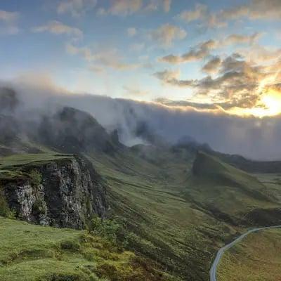 Scogliere verdeggianti nella nebbia
