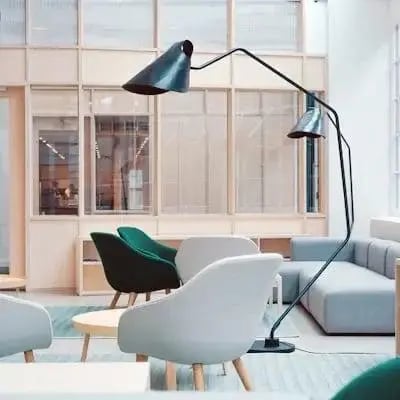 Soggiorno di design con poltrone bianche