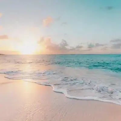 Onda su una spiaggia al tramonto